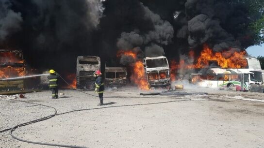Buenos Aires, Argentina: Adjudicación de atentado incendiario contra autobuses en el terminal de Derqui